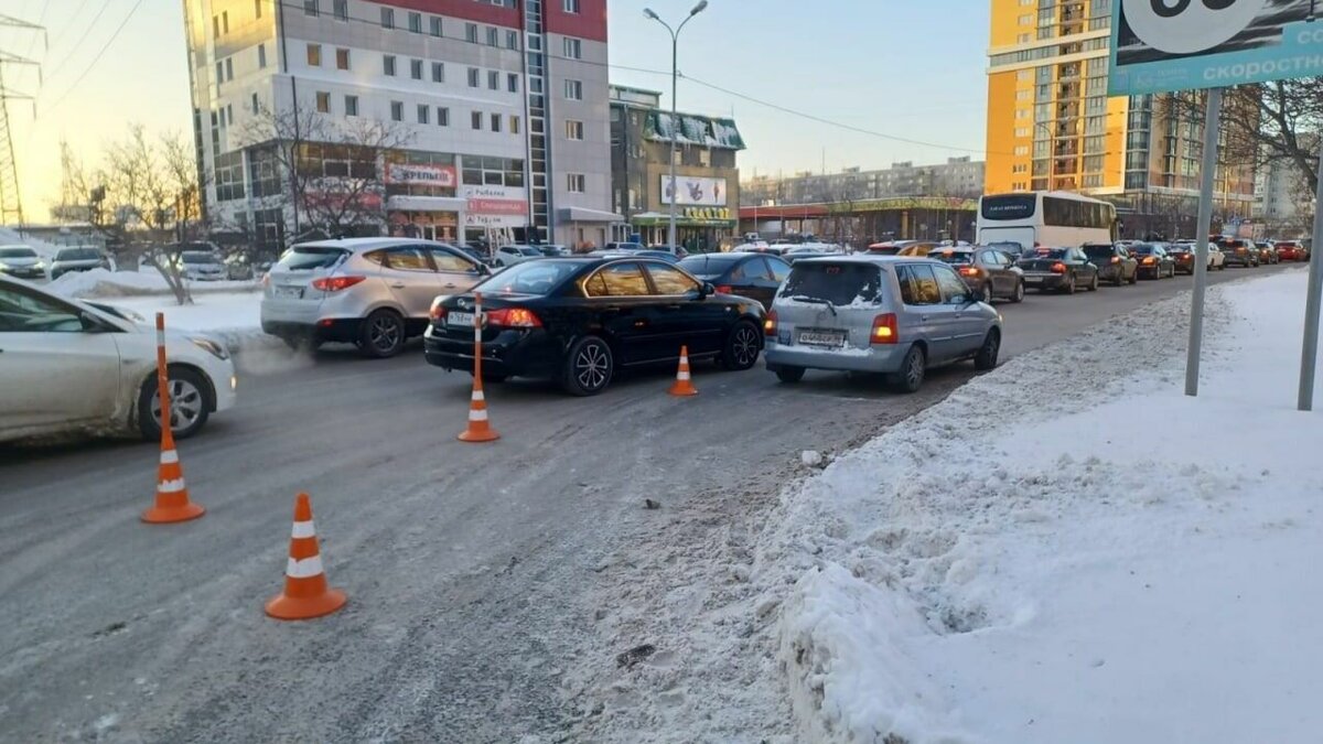     В областной столице сегодня днём машина сбила 14-летнюю школьницу, сообщает ГИБДД. Инцидент произошел на улице 50 лет Октября около дома №1. Девочка побежала через дорогу вне перехода.