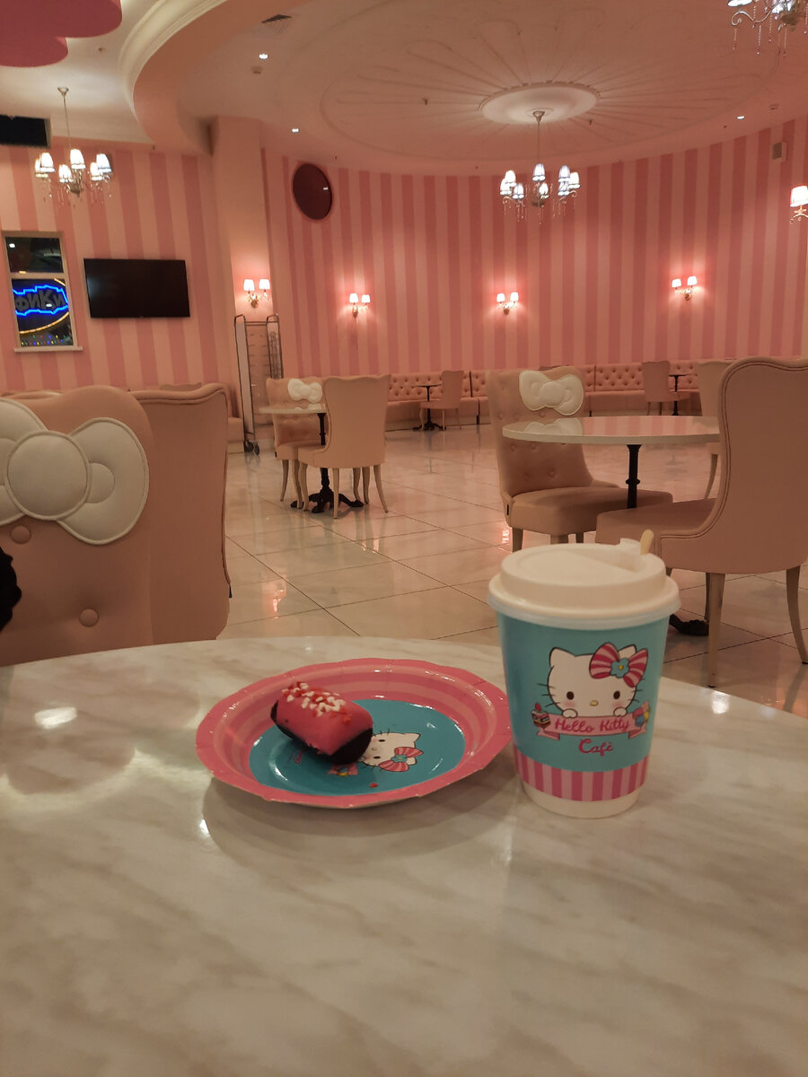 Кафе в зоне Хелло Китти.