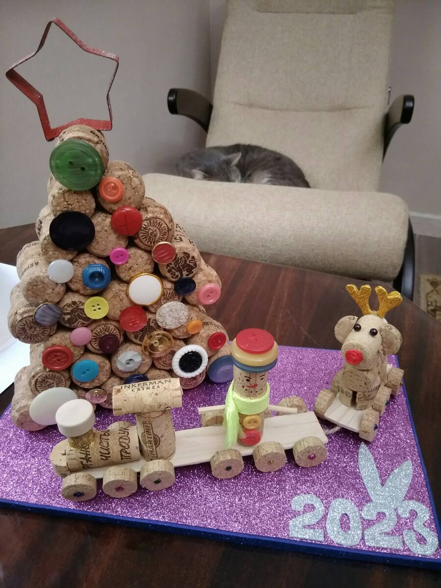 Всё время пока мы "шуршали", клеили и придумывали, кот безмятежно спал на кресле ))