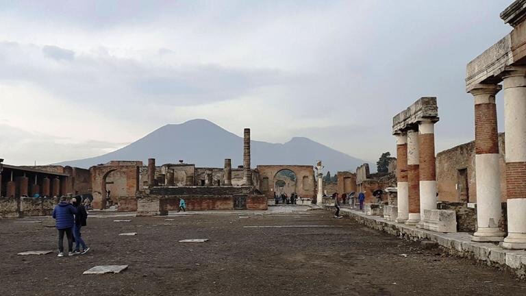 Город на фоне Везувия