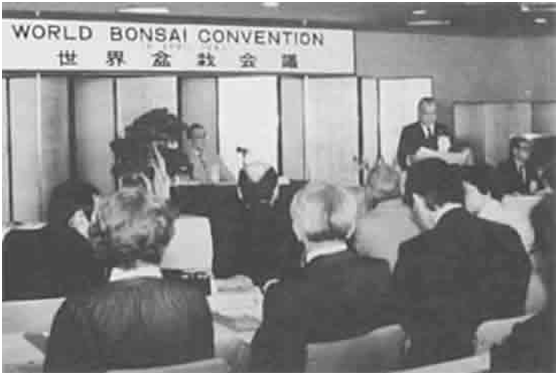 Всемирная конференция по бонсай в Осаке, Япония, 1980. 
Источник: http://wbffbonsai.com/
