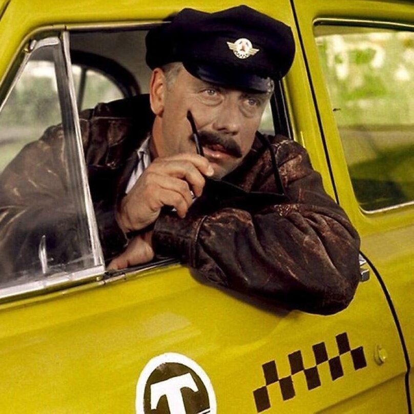 ▪️Регулирует взаимоотношения водителей и агрегаторов такси, правила окраски машин и их количество на дорогах. 
▪️Автомобили будут оснащаться прибором контроля за вниманием и усталостью водителей.

▪️Будут созданы реестры такси, а перевозчики будут обязаны вести журнал заказов и хранить данные там не менее 6 месяцев.

▪️Заниматься извозом разрешает и самозанятым.

▪️Проект предписывает службам заказа такси предоставлять ФСБ автоматизированный удаленный доступ к базам данных обработки и передачи заказов.

▪️Глава профильного комитета предлагал также запретить лицам под иностранным влиянием управлять компаниями в сфере такси, но потом отозвал свою поправку
