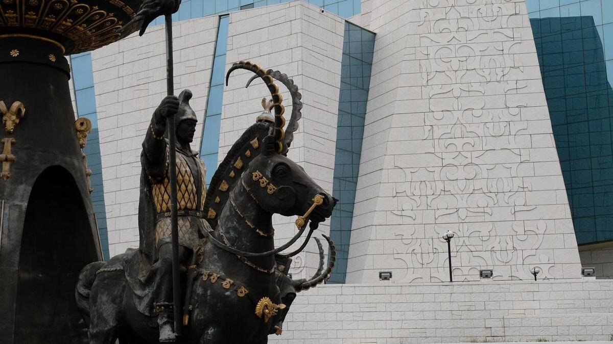    Памятник в Астане:NUR.KZ/Владимир Третьяков