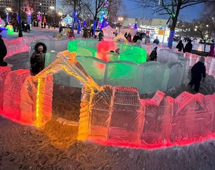    В Оренбурге вандалы сломали стены ледяного лабиринта в новогоднем городке у Дома Советов Андрей Севостьянов