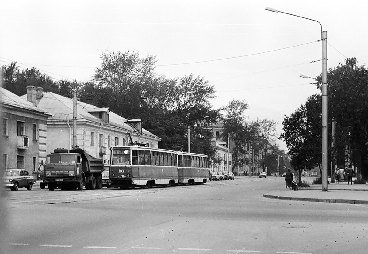 СМЕ из 71-605 «103»+«102», Череповец, проспект Победы, начало 1990-х годов. Фотография © Юрий З