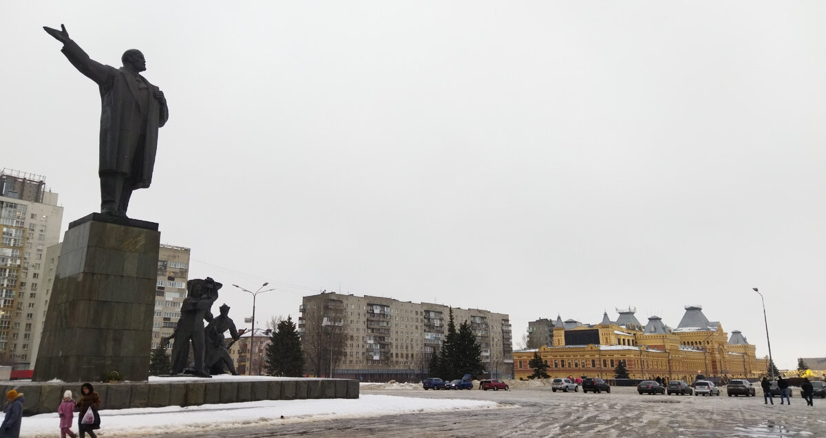 Здание оранжево-жёлтого цвета справа - Главный ярмарочный дом 