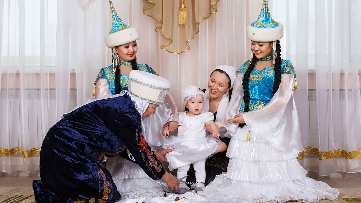 Kazakh traditions. Традиция тусау кесер. Обычаи тусау кесер казахские. Тұсау кесер (разрезание пут). Тусау кесу традиция.