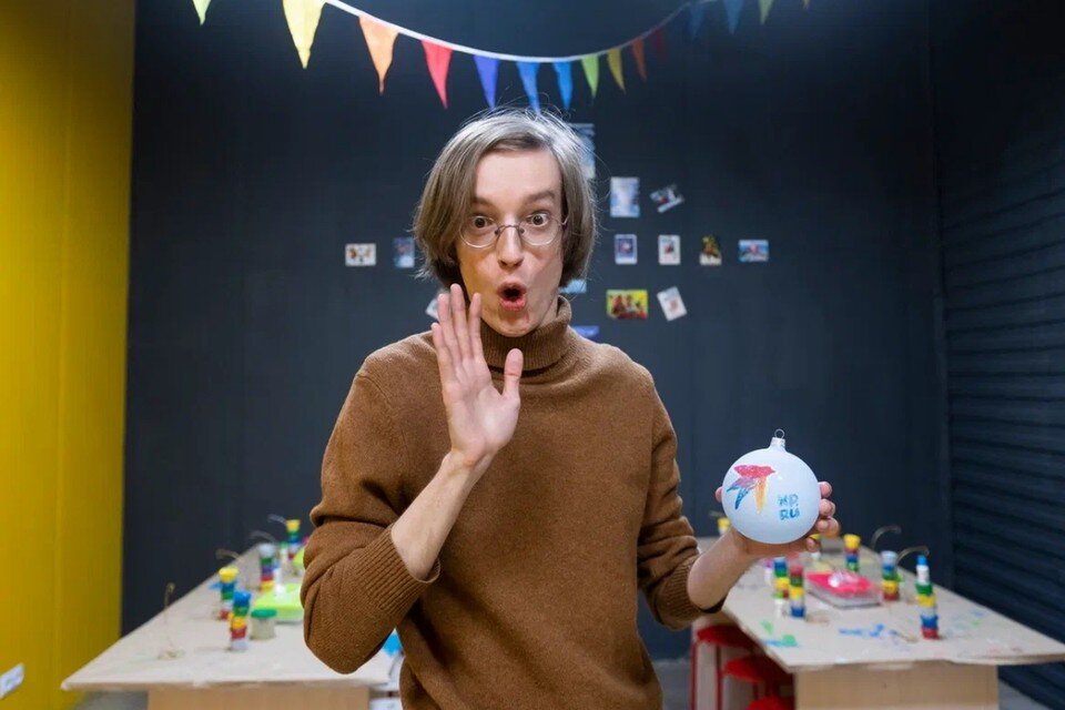     "КП" выяснила, кто и как создает елочные игрушки в Петербурге. Юлия ПЫХАЛОВА