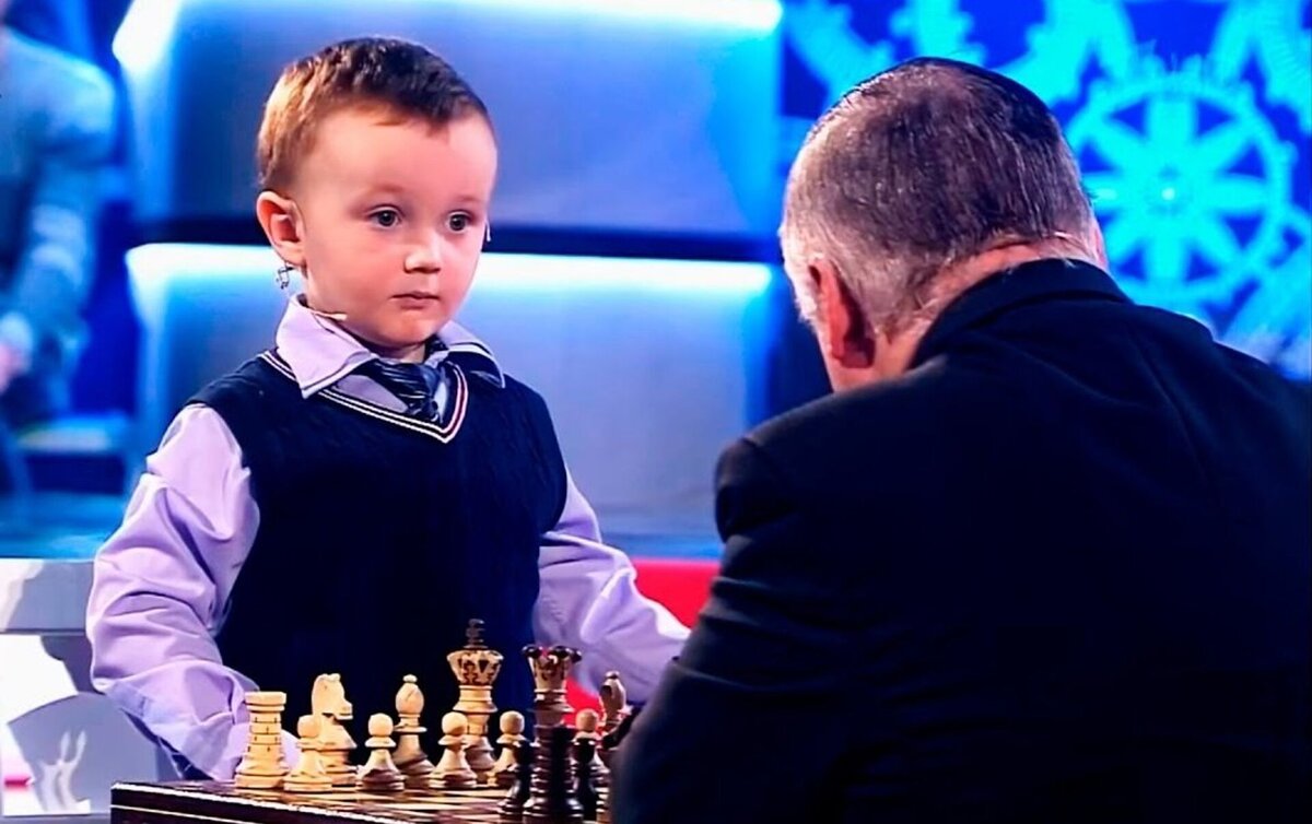 Misha Osipov (3 yo) vs Anatoly Karpov (2016) 