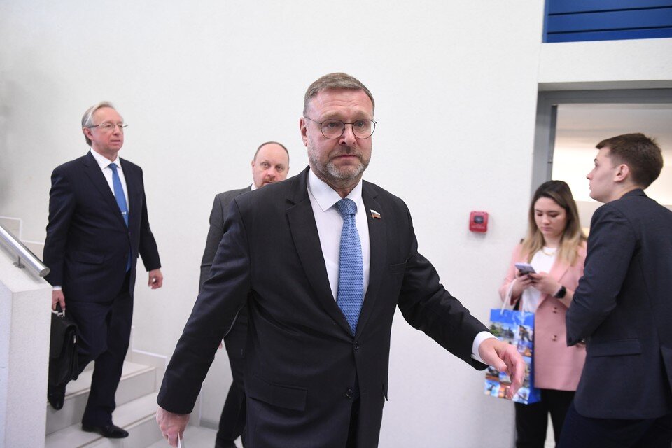     Минские соглашения были нужны только как выигрыш времени для накапливания военной мощи Киевом, считает вице-спикер Совфеда Косачев Михаил ФРОЛОВ