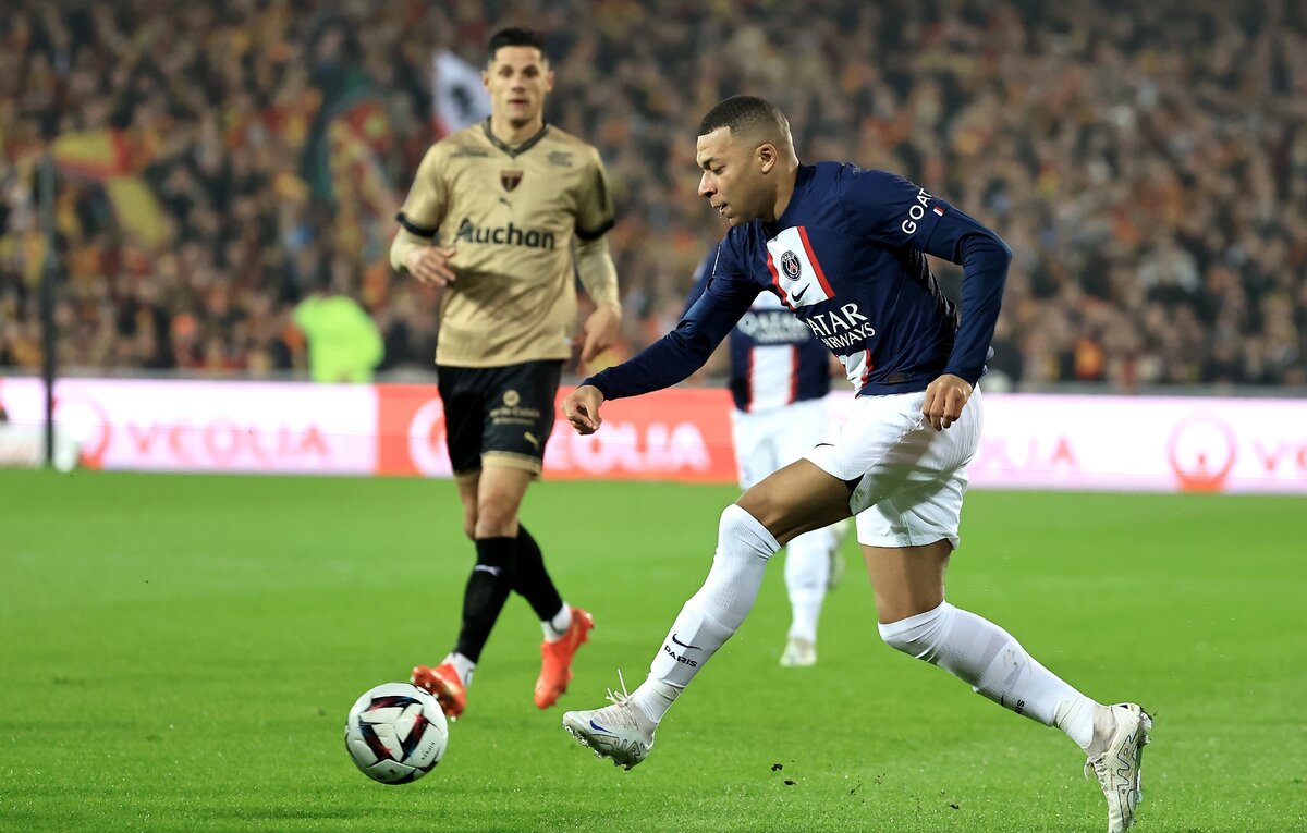    Нападающий ПСЖ Килиан Мбаппе  EPA-EFE/CHRISTOPHE PETIT TESSON