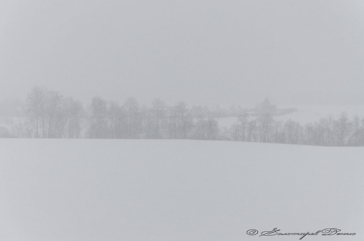 дороги забитые в снегу. неблагоприятные погодные условия крайнего севера в картинках. пурге 6. воркута пурга ничего не видно сбивает с ног. пурга в тундре фото.