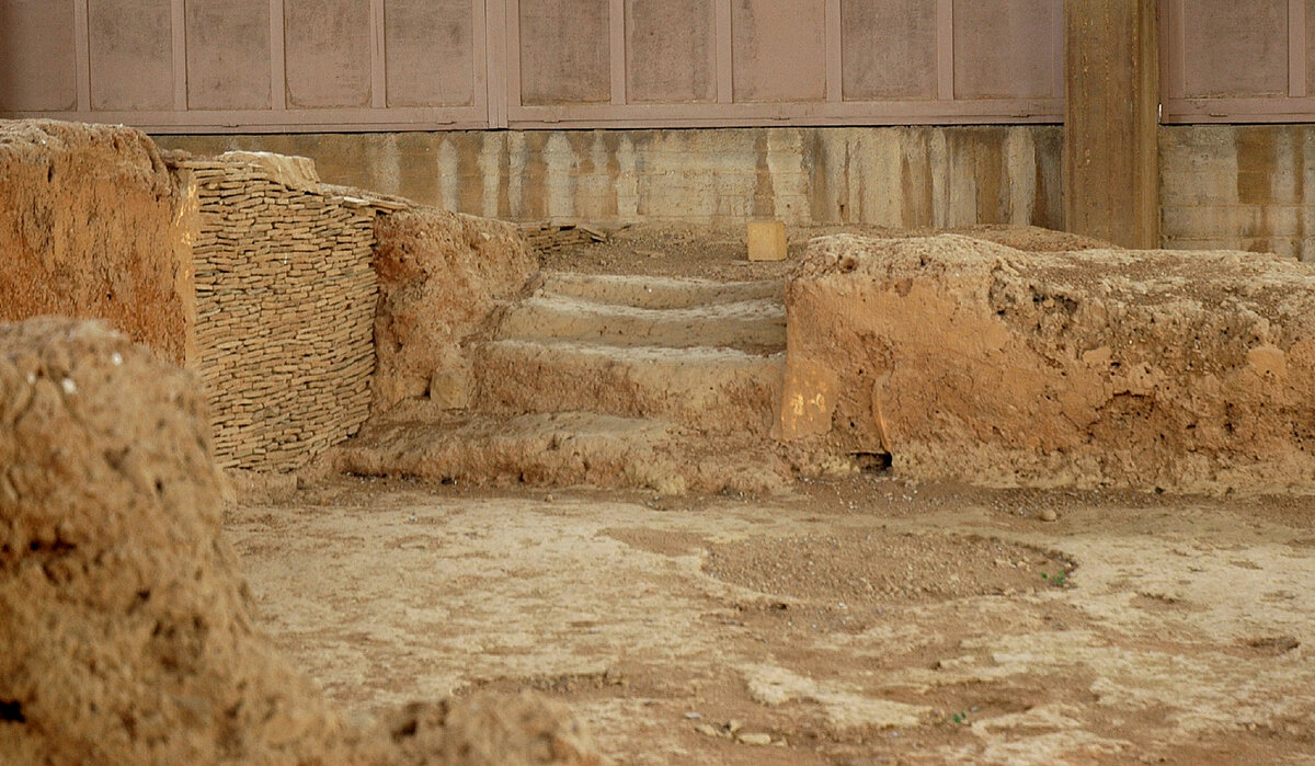 Руины дворца в городе Лерне, известного как Дом с черепицей (XXII в. до н. э.). «Авторами» дворца могли быть пеласги или минийцы