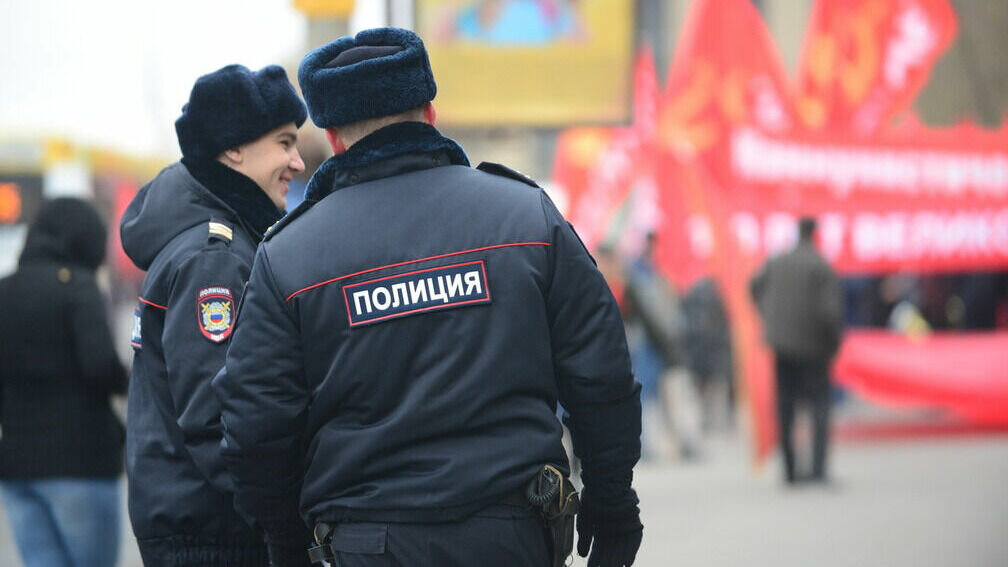     Волгоградские полицейские несли службу в усиленном варианте с 31 декабря по 8 января. Они обеспечили безопасность проведения праздничных мероприятий. А также проверили 7,6 тысяч сообщений о преступлениях и происшествиях.