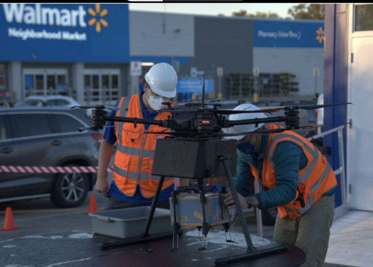 Бортинженеры DroneUp готовят дрона для доставки посылки от Walmart. Walmart запустил хабы для доставки дронами в 36 магазинах. 