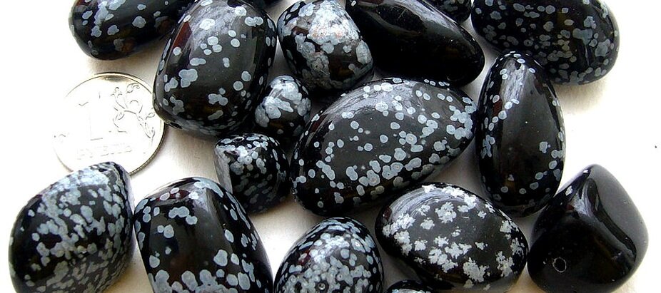 Слезы апачей камень. Обсидиан слезы апачей. Камень обсидиан и сапфир. Обсидиан самородок. Апаш камень.