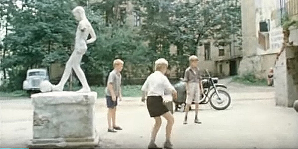 нащокинский переулок 10 в фильме покровские ворота. где катались герои покровские ворота. покровские ворота 1982. покровские ворота фильм 1982. покровские ворота каток на чистых прудах.