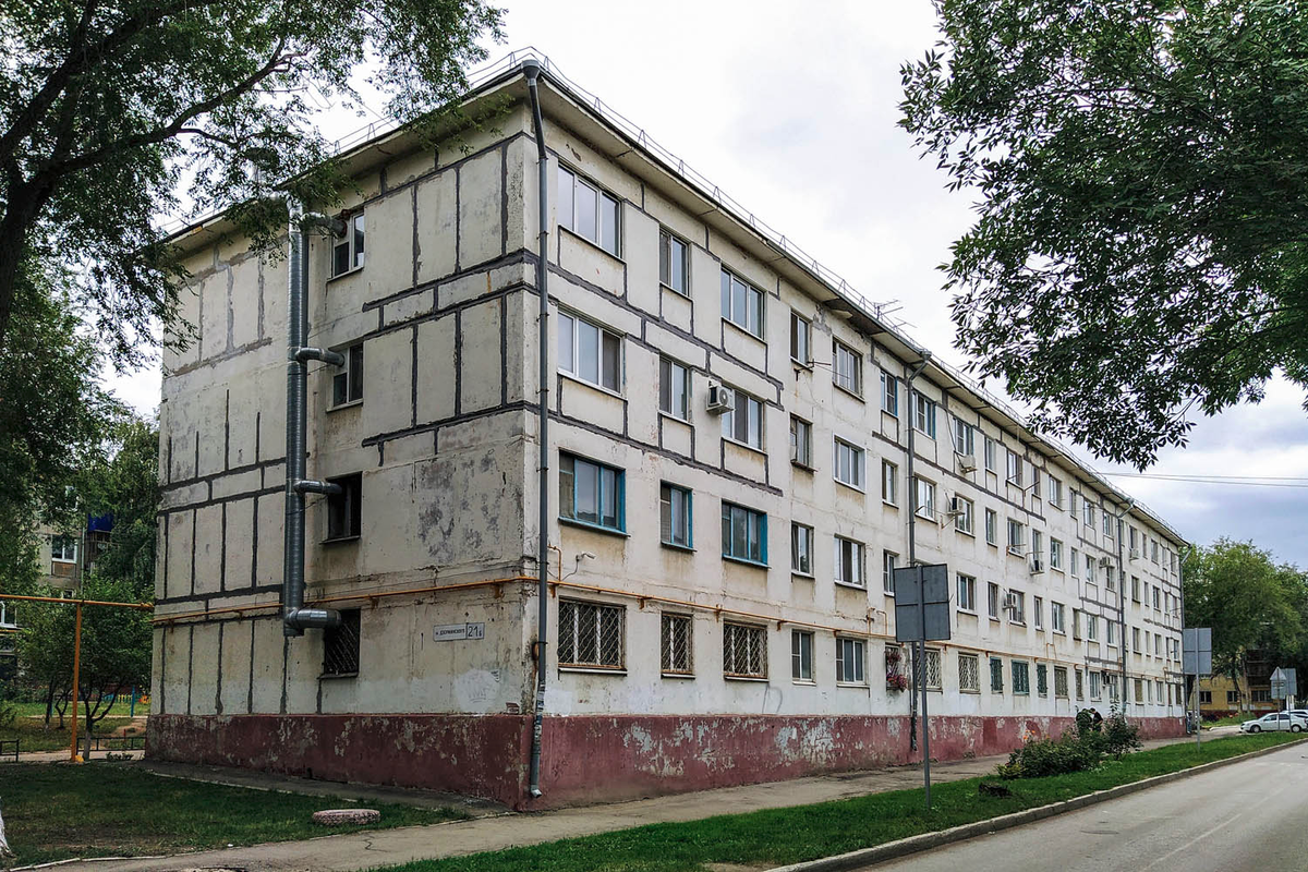 1-439А-13 (с коммуналками) там же (улица Дзержинского, дом 21Б). 
Автор фото: Константин Байгузин. CC-BY-SA
Источник: https://photobuildings.com/photo/187287/
