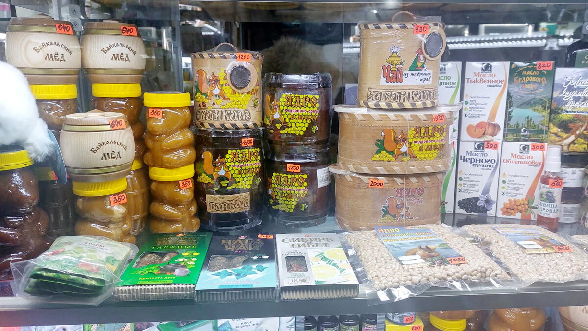 На мед ценник более-менее гуманный. Мед и правда хороший. Хотя, он везде хороший, где бы ни пробовал.