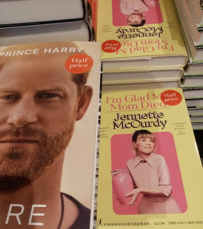 Название книги "Я рада, что моя мама ум ерла"