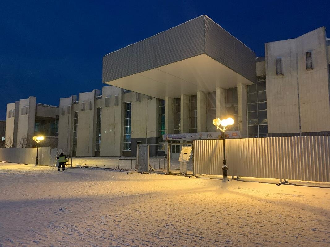    Ж/д вокзал Сургута обнесли забором: здание закрыто на реконструкцию