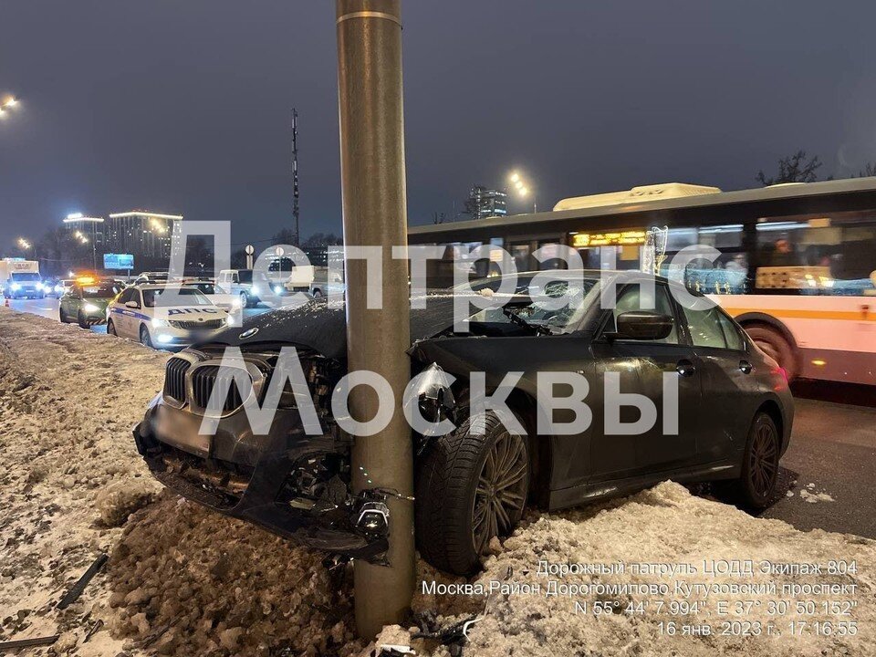     На Кутузовском проспекте в Москве автомобиль врезался в столб  Департамент транспорта Москвы