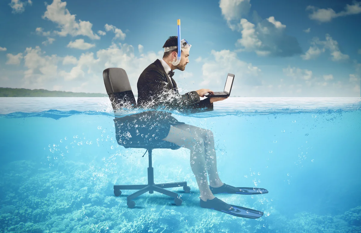 В отпуск на 5 недели. Бизнесмен на море. Человек с ноутбуком на море. Люди на отдыхе. Человек с ноутбуком на пляже.