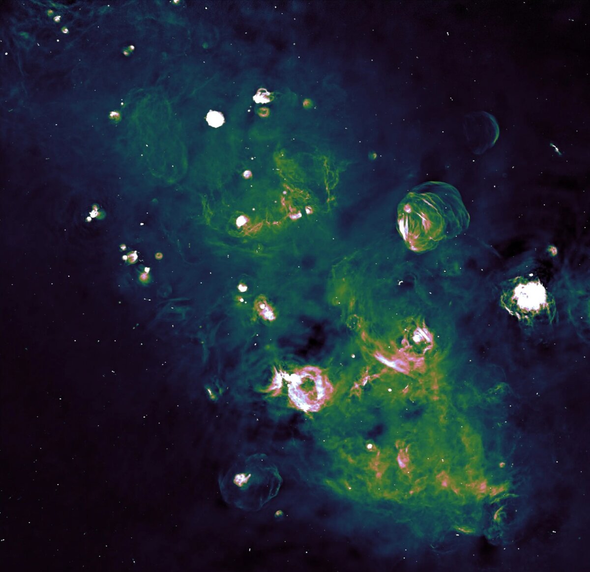    Комбинированное изображение данных радиотелескопов "Паркс" и ASKAPR. Kothes (NRC) and the PEGASUS team