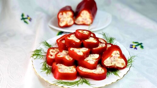 Запеченный перец с творожным сыром. Перец для фаршировки сыром. Перец болгарский фаршированный холодная закуска. Перцы лодочки фаршированные в духовке. Перчики фаршированные сыром.