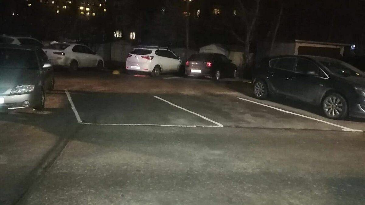     В Ростове-на-Дону водитель автомобиля сбил бабушку с внуком, сообщили в УГИБДД по региону.