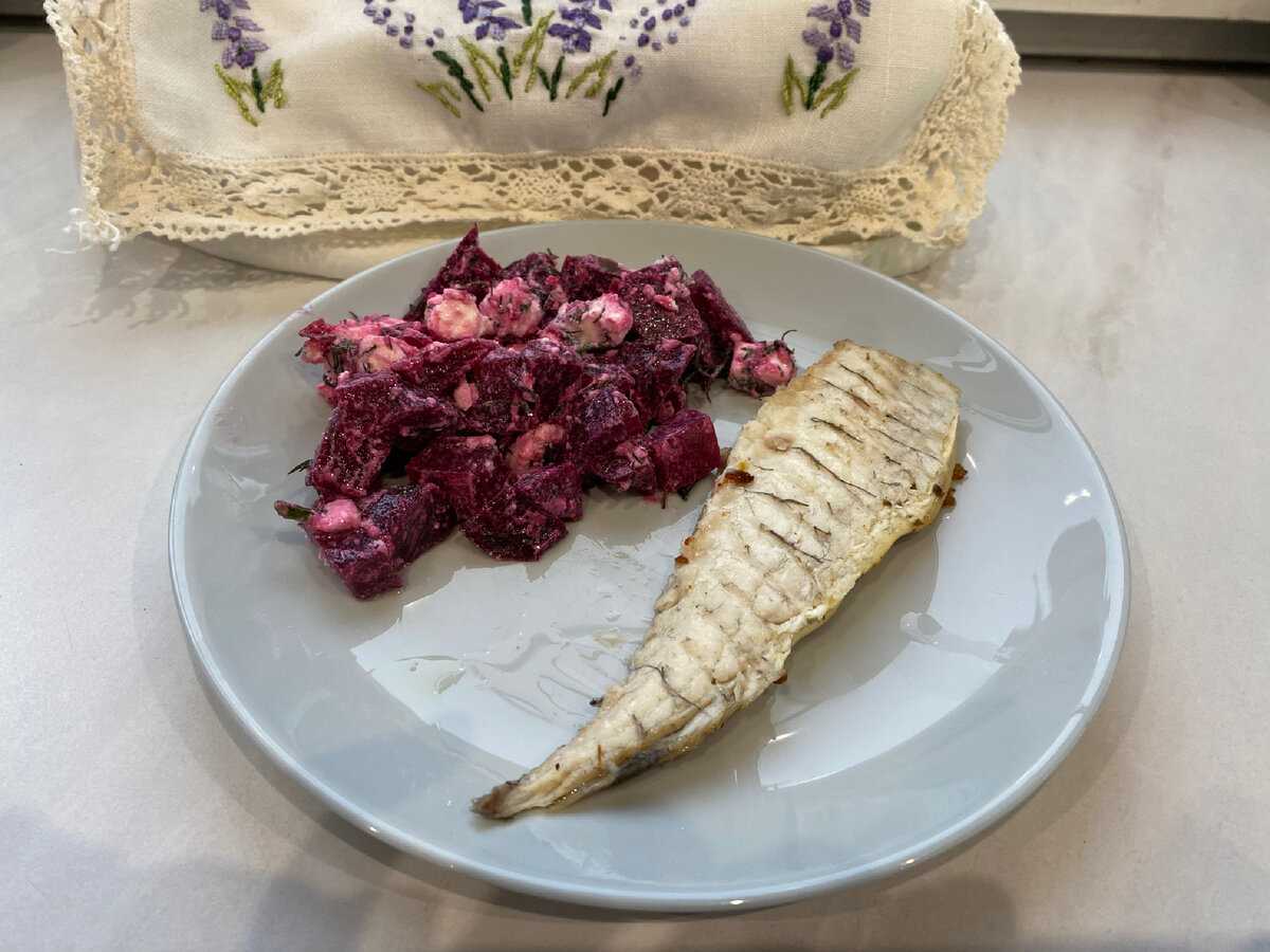 Дорадо и салат из свеклы