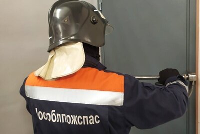    сотрудники поисково-спасательного отряда №29 ГКУ МО «Мособлпожспас» деблокировали дверь в квартиру, в которой годовалый ребенок остался один © Пресс-служба ГКУ МО «Мособлпожспас»
