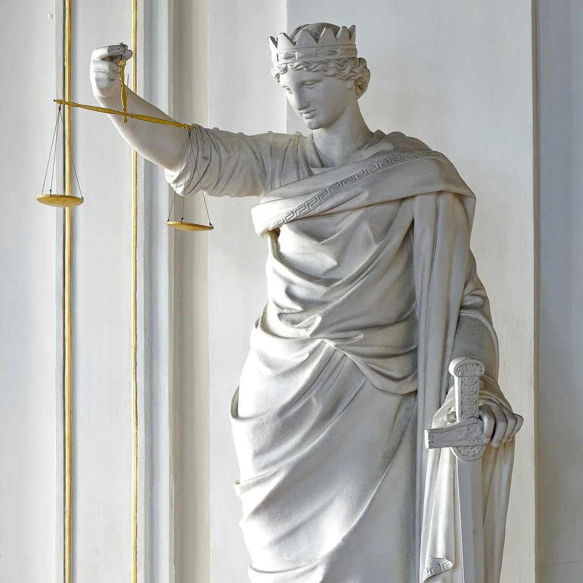 Аллегорическая фигура «Правосудие» на Иорданской лестнице Зимнего дворца, (1838—1839), алебастр