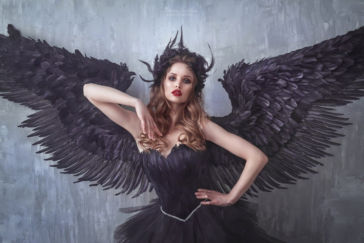 Angels women. Девушка - ангел. Девушка с черными крыльями. Девушка с крыльями. Фотосессия с крыльями.