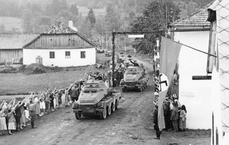 Жители чехословацкой деревни приветствуют въезжающую немецкую военную колонну, 1938 год. PS: все иллюстрации демонстрируется исключительно в исторически-наглядных целях. Автор решительно осуждает нацизм. 