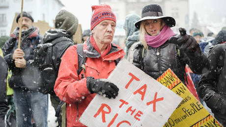 Люди участвуют в демонстрации против ежегодной встречи Всемирного экономического форума в Давосе, Швейцария, 15 января 2023 года © AP / Markus Schreiber