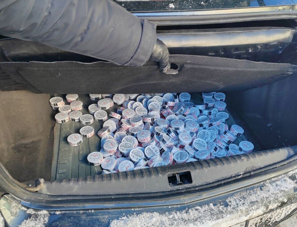     Запрещенная продукция была спрятана под ковриком в отделении запасного колеса