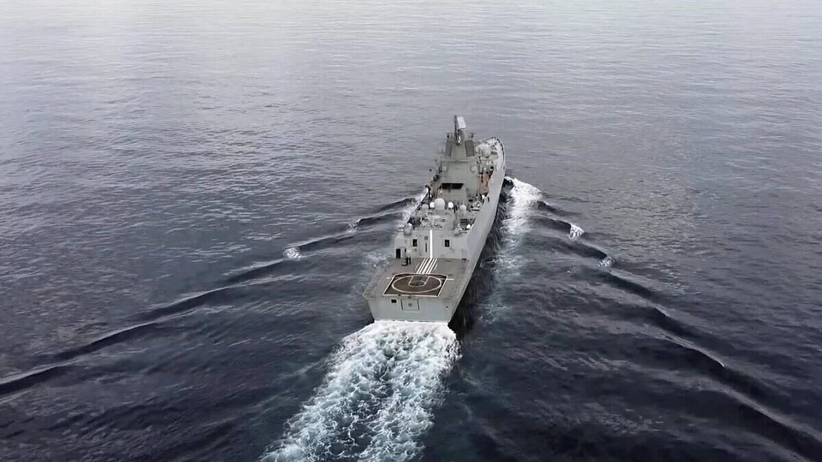    Фрегат "Адмирал флота Советского Союза Горшков" в западной части Атлантического океана. Кадр из видео© пресс-служба Минобороны России