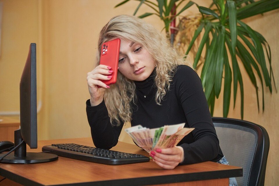     Обманутая женщина перевела на банковские карты, открытые на разные имена, деньги почти на 2 млн рублей. Николай ОБЕРЕМЧЕНКО