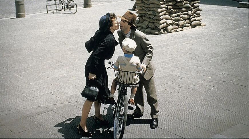 Кадр из фильма «Жизнь прекрасна» (1997) 