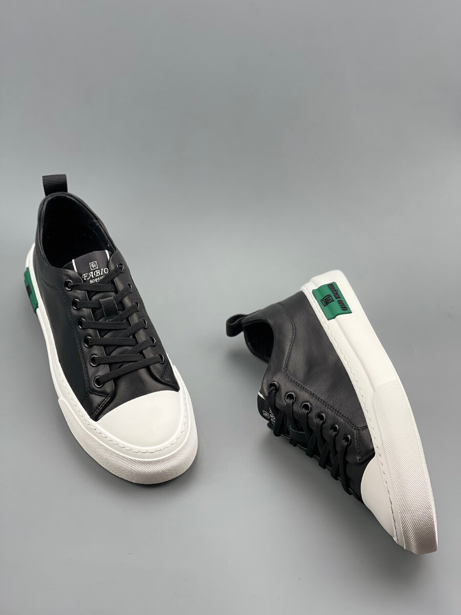 Все мы знаем что кеды и кросовки это незаменимая обувь которая останется в моде с нами навсегда. И по нашей инсайдерской информации в моде этого года будет белая подошва. Все новинки спортивной обуви будут представлены именно так. И видя линейку новинок которую представляют дизайнеры на эту весну это именно кеды с белой подошвой. Если вы искали стильные кеды ? На весну обратите внимание на эти.     А так же на ихние разные расцветки ниже 👇🏻 