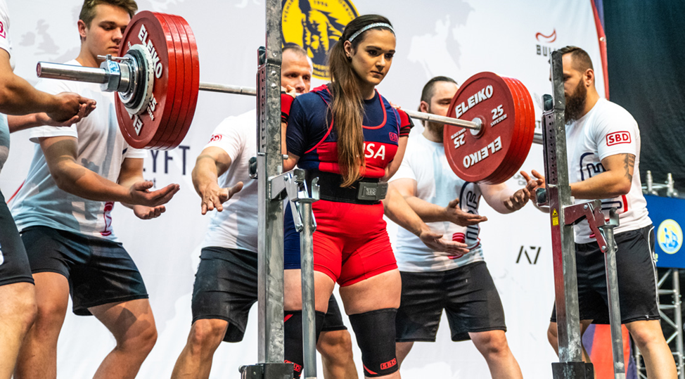 Первая победа Аманды Лоуренс произошла в 2018 году на “Arnold Sports Festival”. С июня 2019 года она становится чемпионкой на всех турнирах, в которых принимает участие.