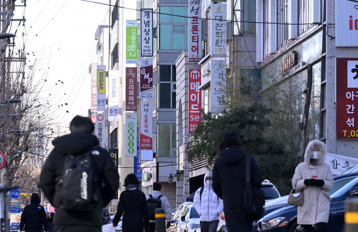 Здания, покрытые вывесками хагвон в Дэчи-доне (Ли Сан Соб/The Korea Herald)