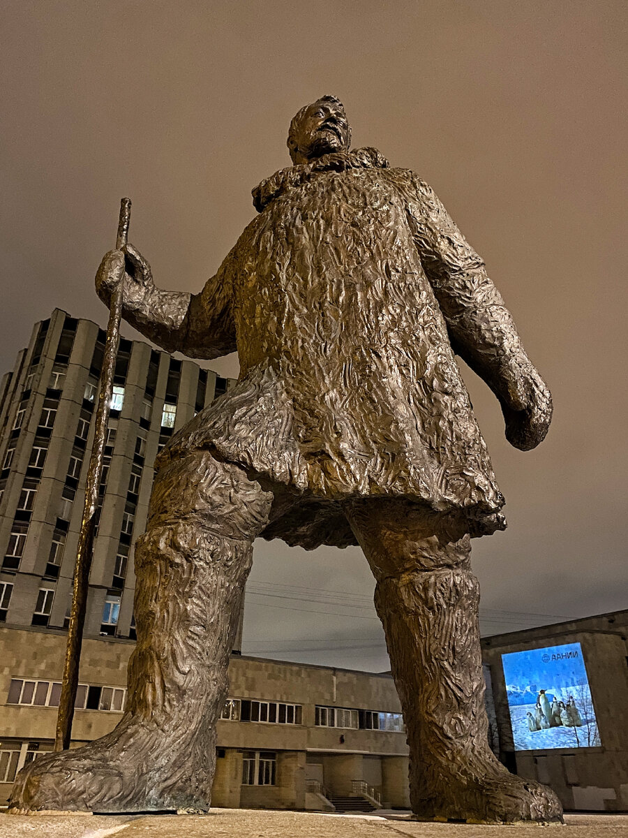 Буквально в 5 минутах ходьбы от станции метро «Приморская» есть один любопытный памятник – он посвящен полярникам, первопроходцам и исследователям Севера. Причем здесь Петербург, спросите?