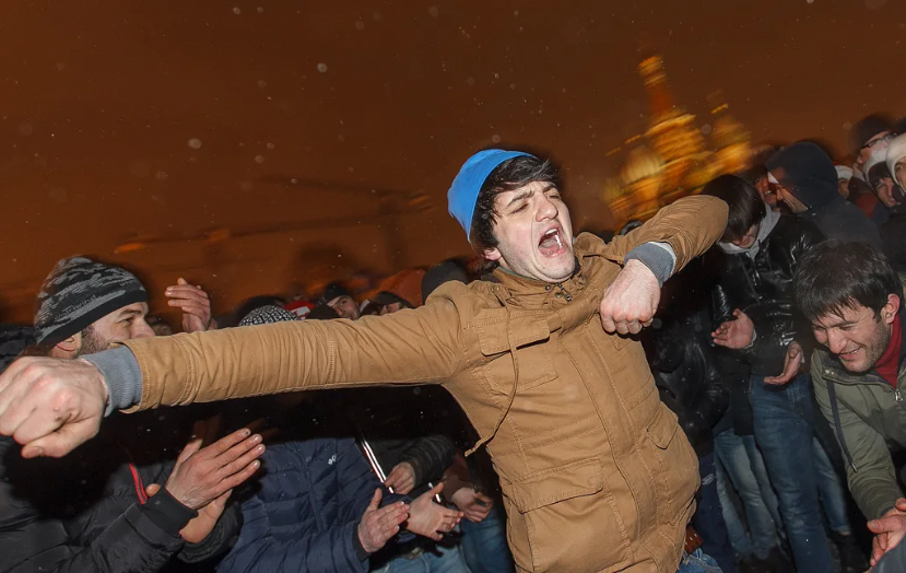 Мигранты в красном. Чурки в Москве. Лезгинка на красной площади. Москва красная площадь чурки. Чурки в Москве на новый год.