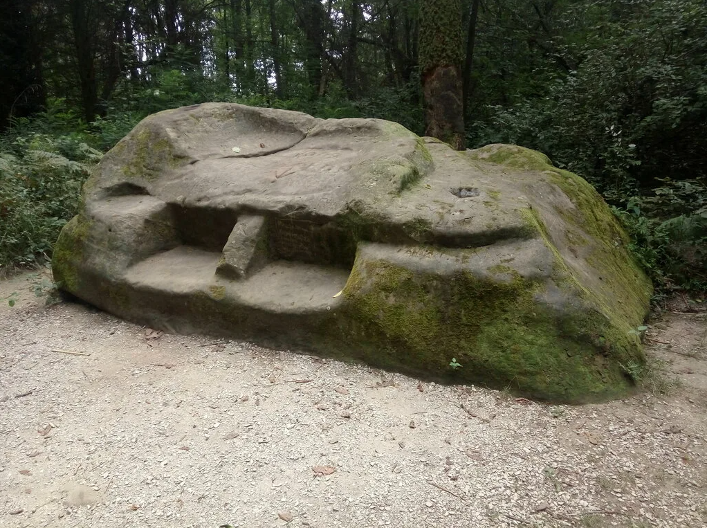 Фото: https://yandex.com/maps/org/kultovy_kamen/195847627495/gallery/?ll=40.205738%2C43.503277&photos%5Bbusiness%5D=195847627495&z=10.8