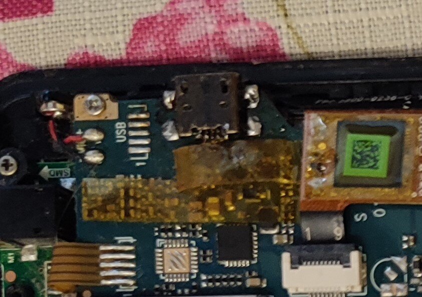 разъем черный какой-то. Жарили что ли