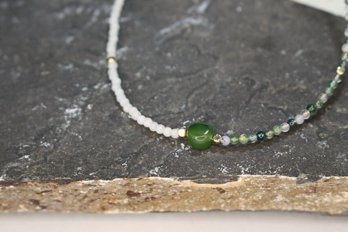 Чокер с бусиной нефрита