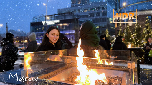 ЛЮДИ В РОССИИ ГРЕЮТСЯ ОТ КОСТРА 🔥 Прогулка по вечерней Москве после года тотальных санкций