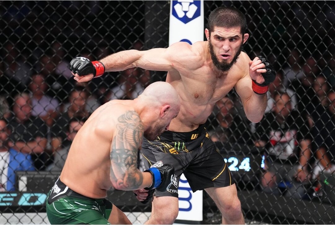 Махачев во время боя с Волкановски